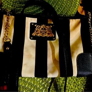 Crossbody Juicy Couture bag.
